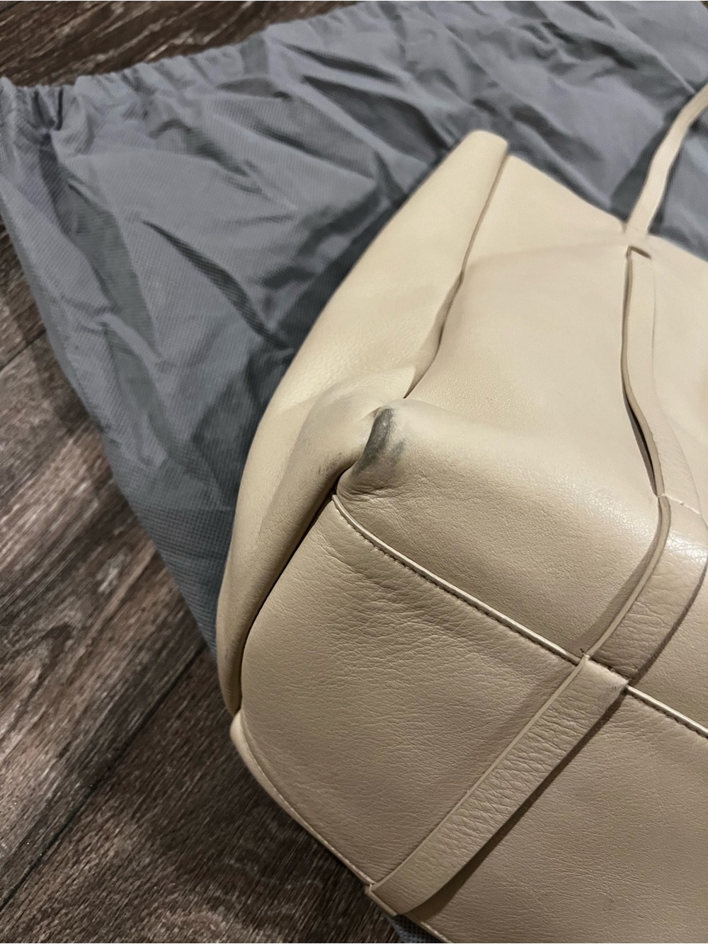 Balenciaga Everyday Beige Leather Tote Bag in Neutral Cream Tone - Picture 11 of 16